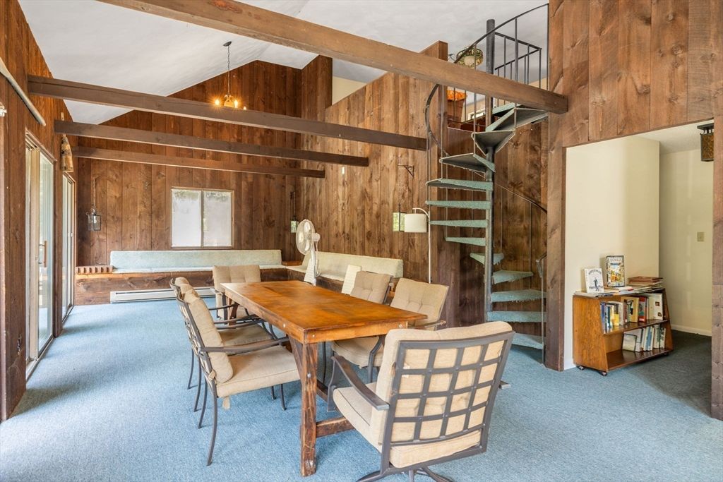 Dining room, Interior, Pendant Lights, Wooden Beams, Wooden Walls