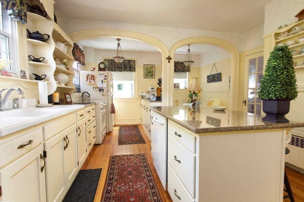 Interior, Kitchen, Pendant Lights, Wood Texture Flooring