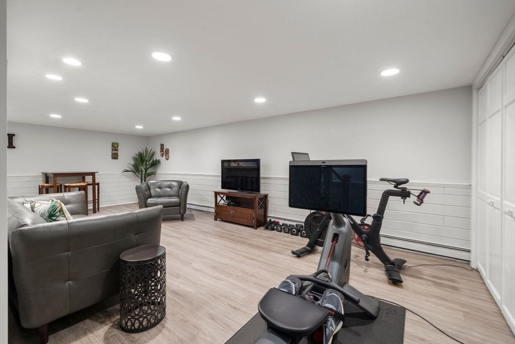 Fitness Equipment, Interior, Living room, Recessed Lighting, Wood Texture Flooring