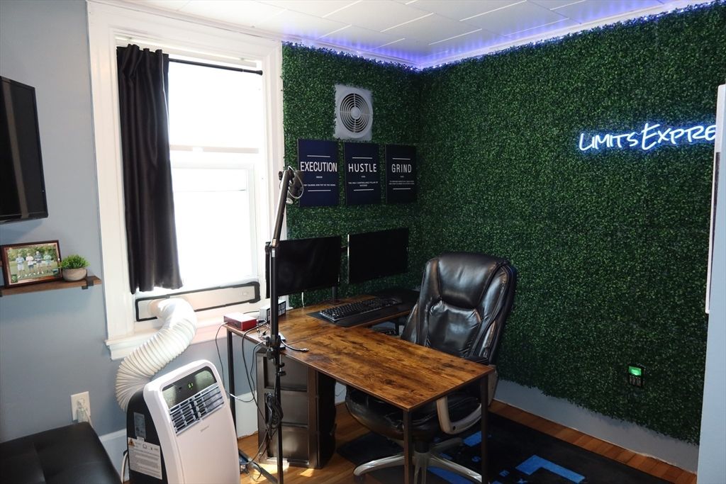 Home Office, Interior