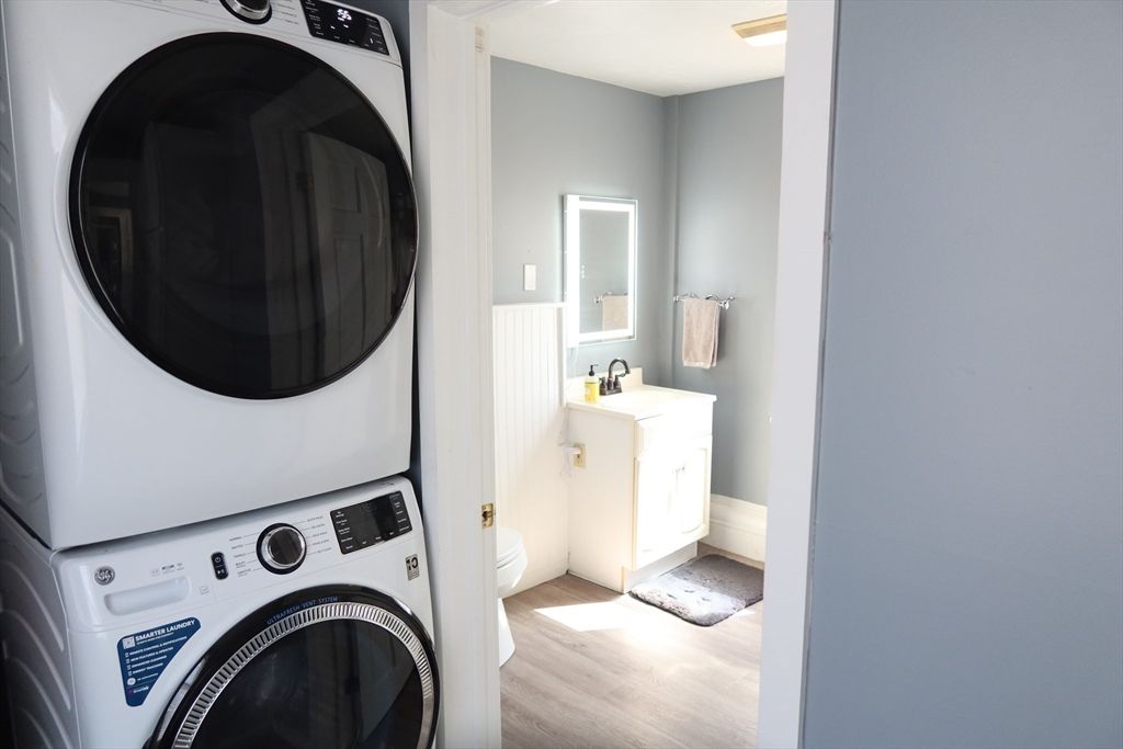 Interior, Utility Closets, Washer, Wood Texture Flooring