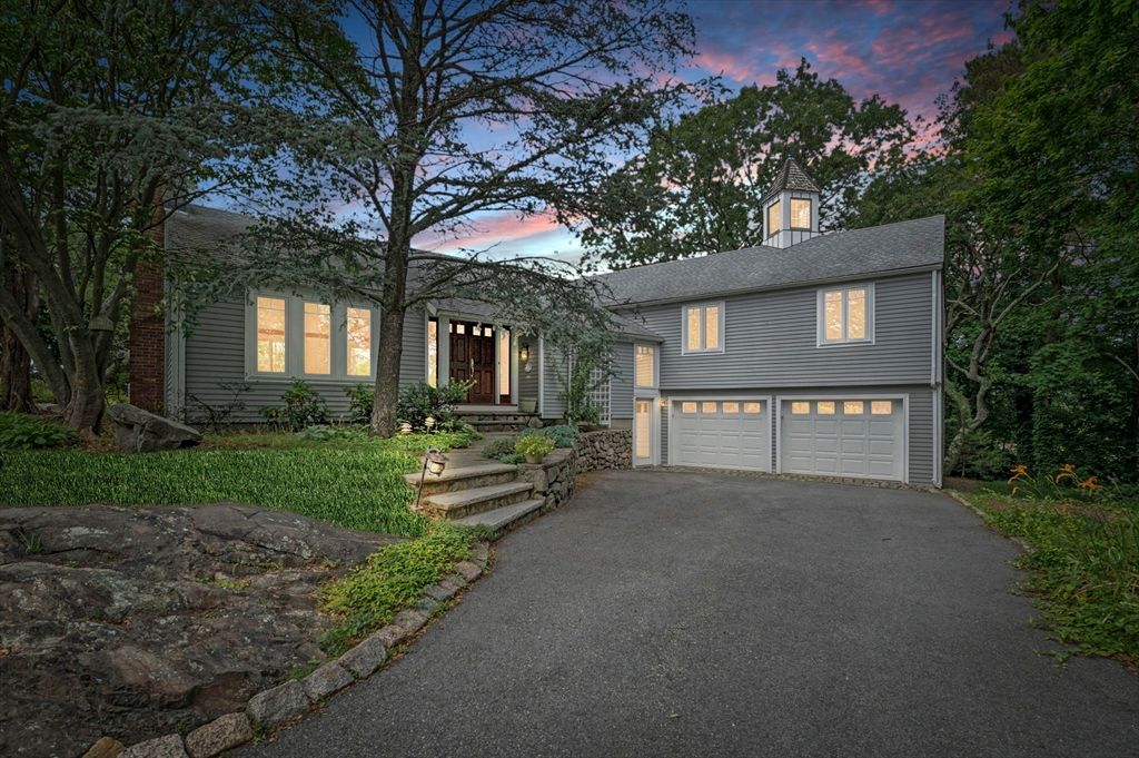 Attached, Exterior, Facade, Raised Ranch