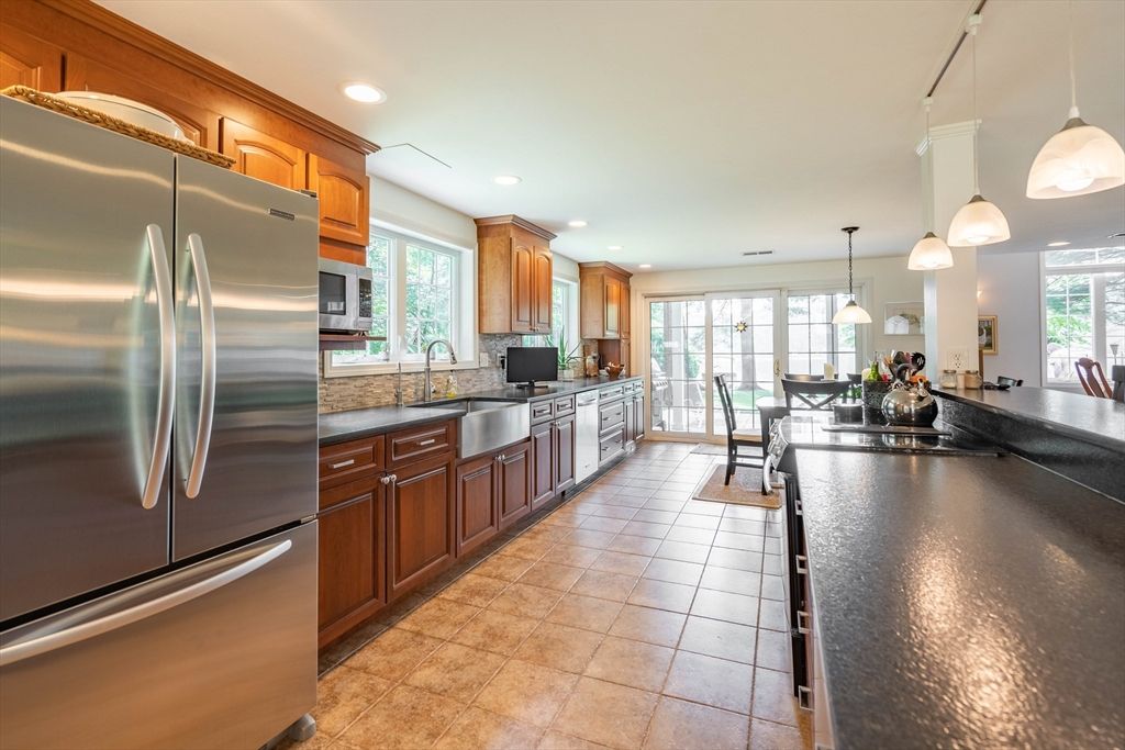 Dining room, Interior, Kitchen, Pendant Lights, Recessed Lighting, Stainless Steel Appliances