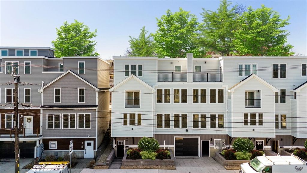 Exterior, Facade, Rowhouse
