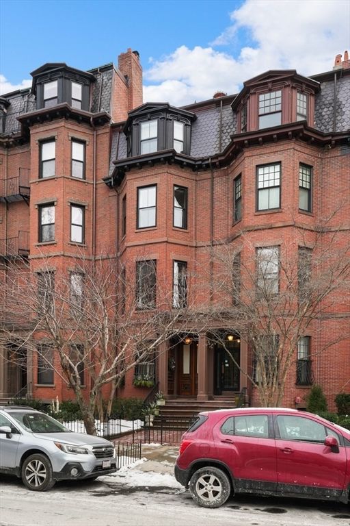 Exterior, Facade, Rowhouse