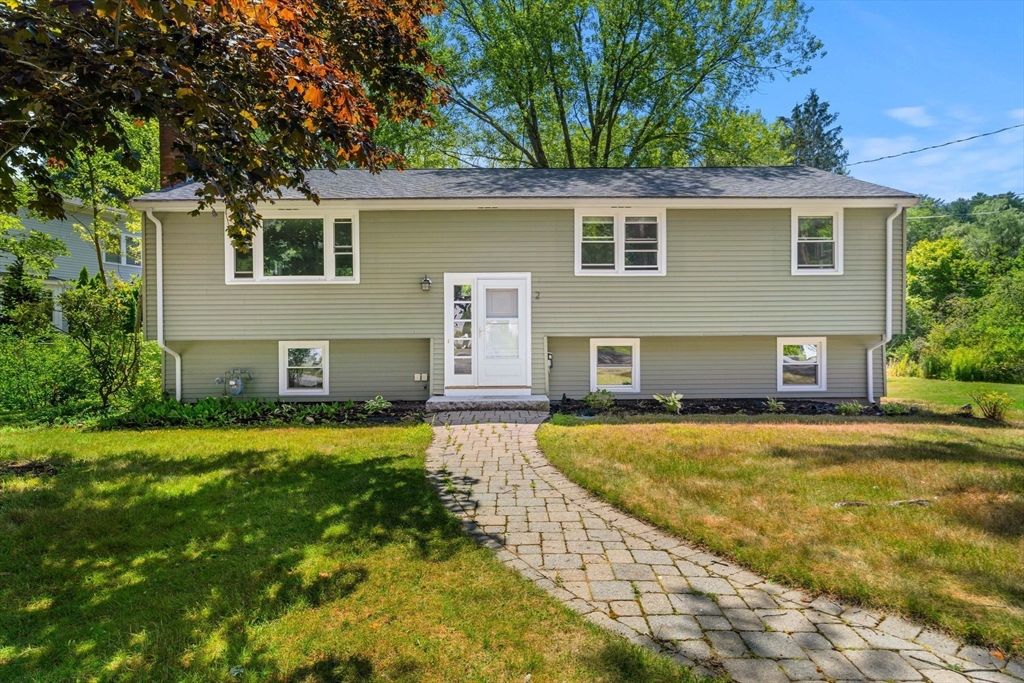 Exterior, Facade, Raised Ranch