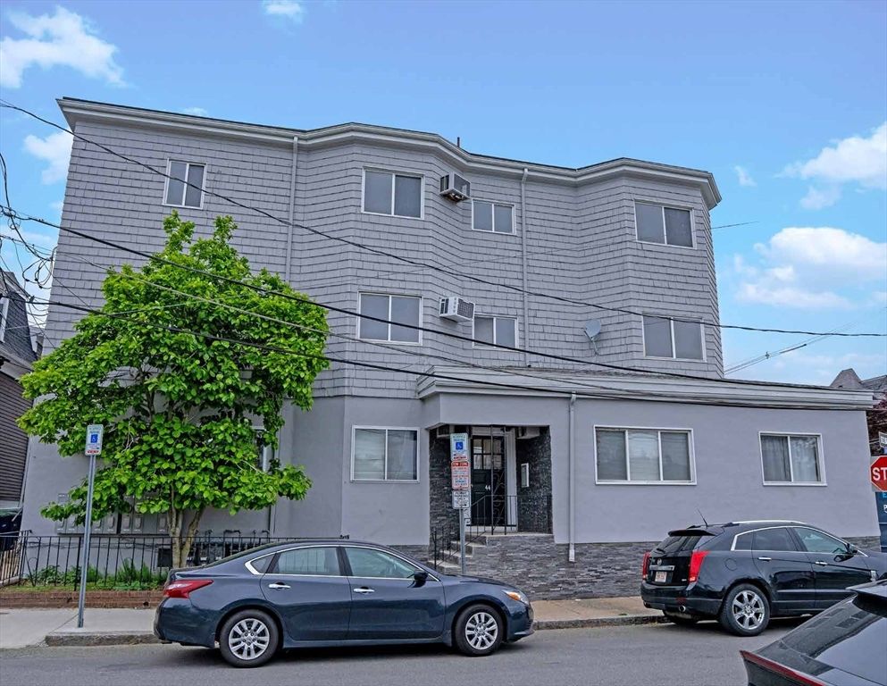 Exterior, Facade, Rowhouse