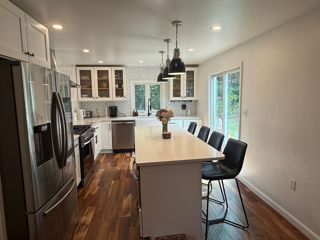 Dining room, Interior, Kitchen, Pendant Lights, Recessed Lighting, Stainless Steel Appliances, Wood Texture Flooring