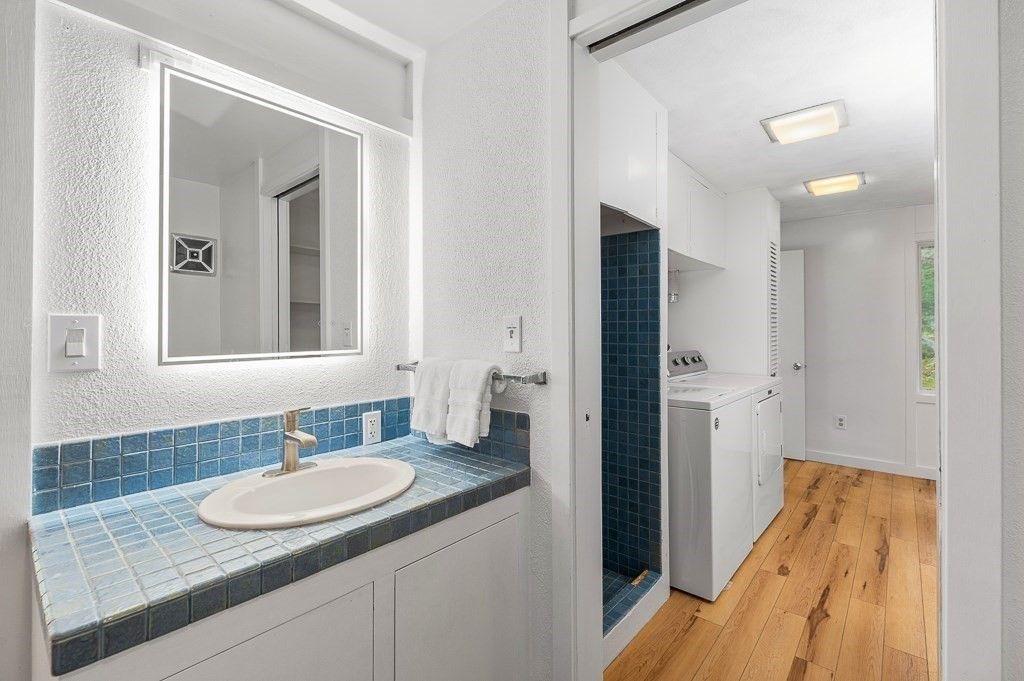 Interior, Recessed Lighting, Washer, Wood Texture Flooring
