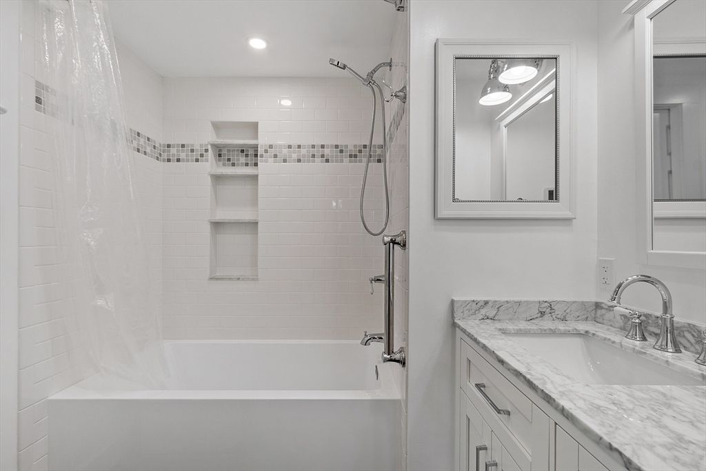 Bathroom, Interior, Recessed Lighting