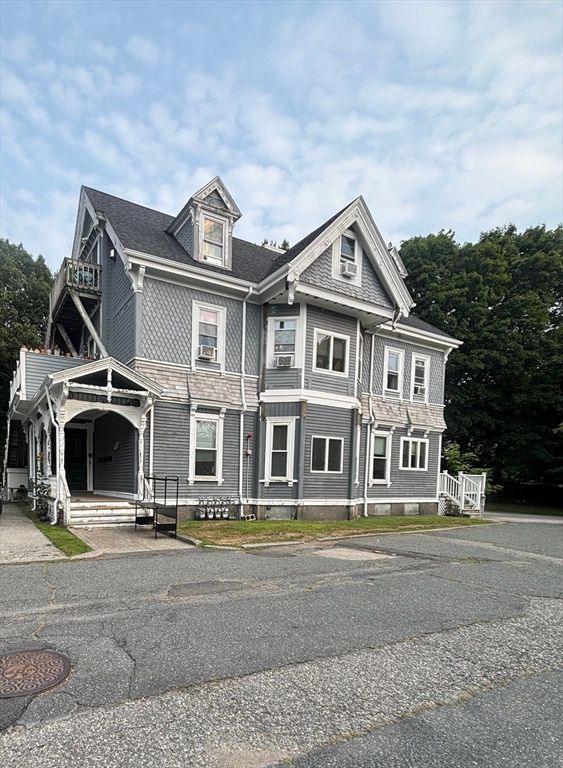 Exterior, Facade, Queen Anne Victorian