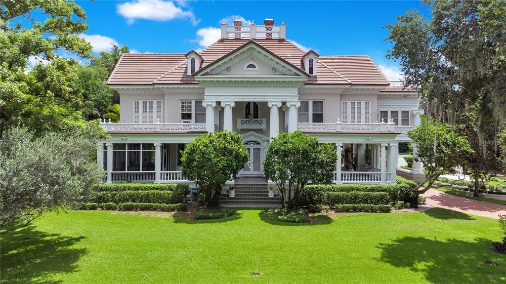 Backyard, Exterior, Facade, Queen Anne Victorian