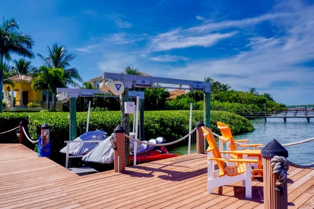 Exterior, Lake
