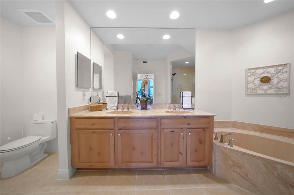 Bathroom, Dual Sink Vanities, Interior, Recessed Lighting