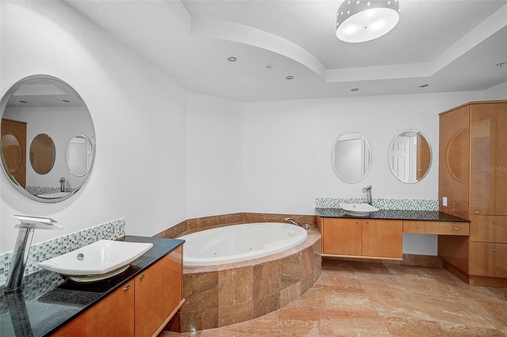 Bathroom, Dual Sink Vanities, Interior, Recessed Lighting