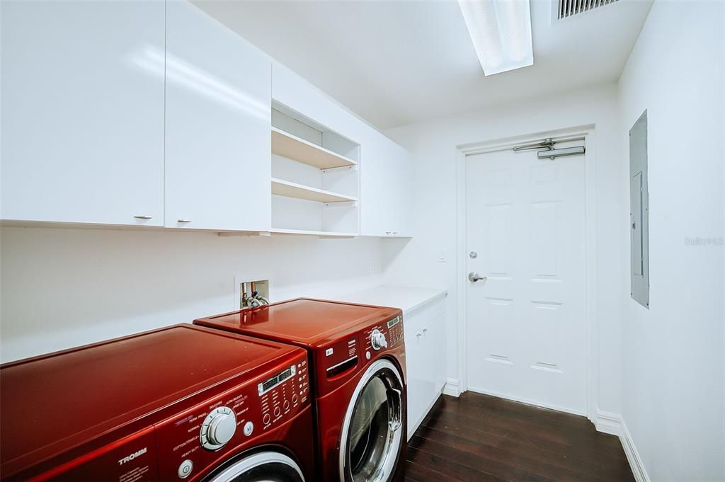 Interior, Washer, Wood Texture Flooring
