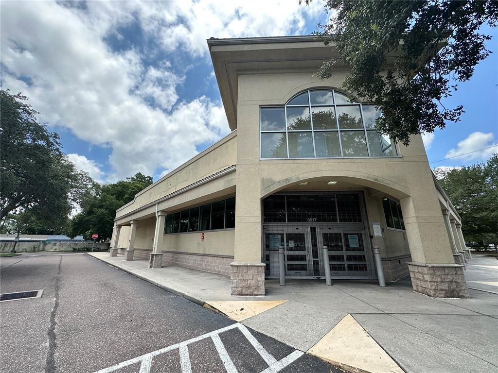 Exterior, Facade, Modern