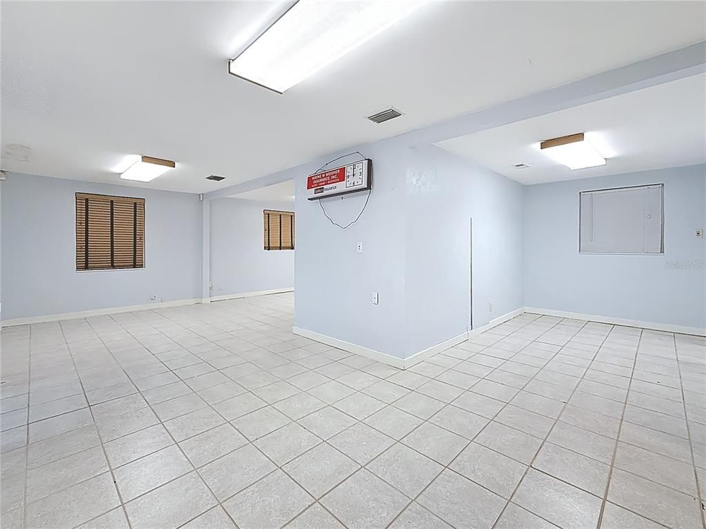 Empty room, Interior