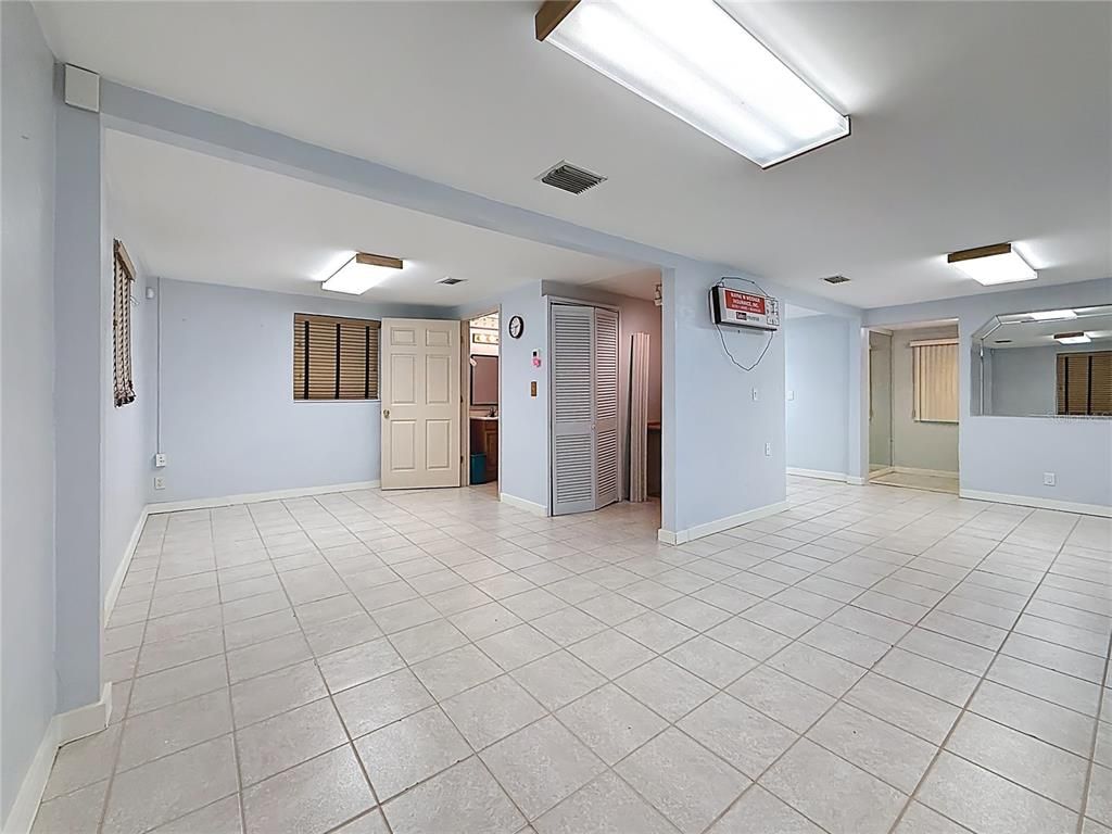Empty room, Interior