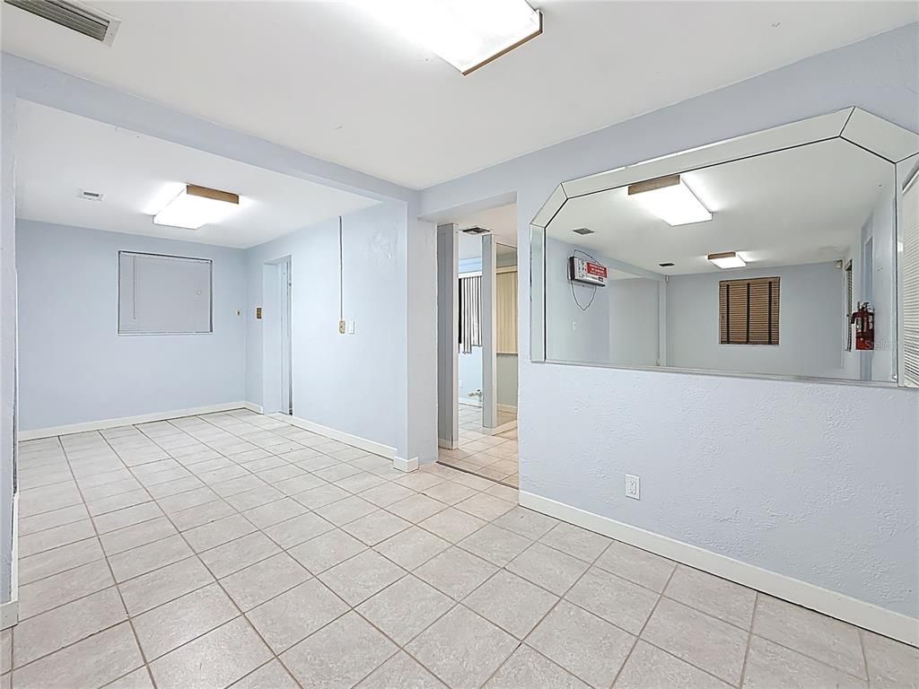 Empty room, Interior