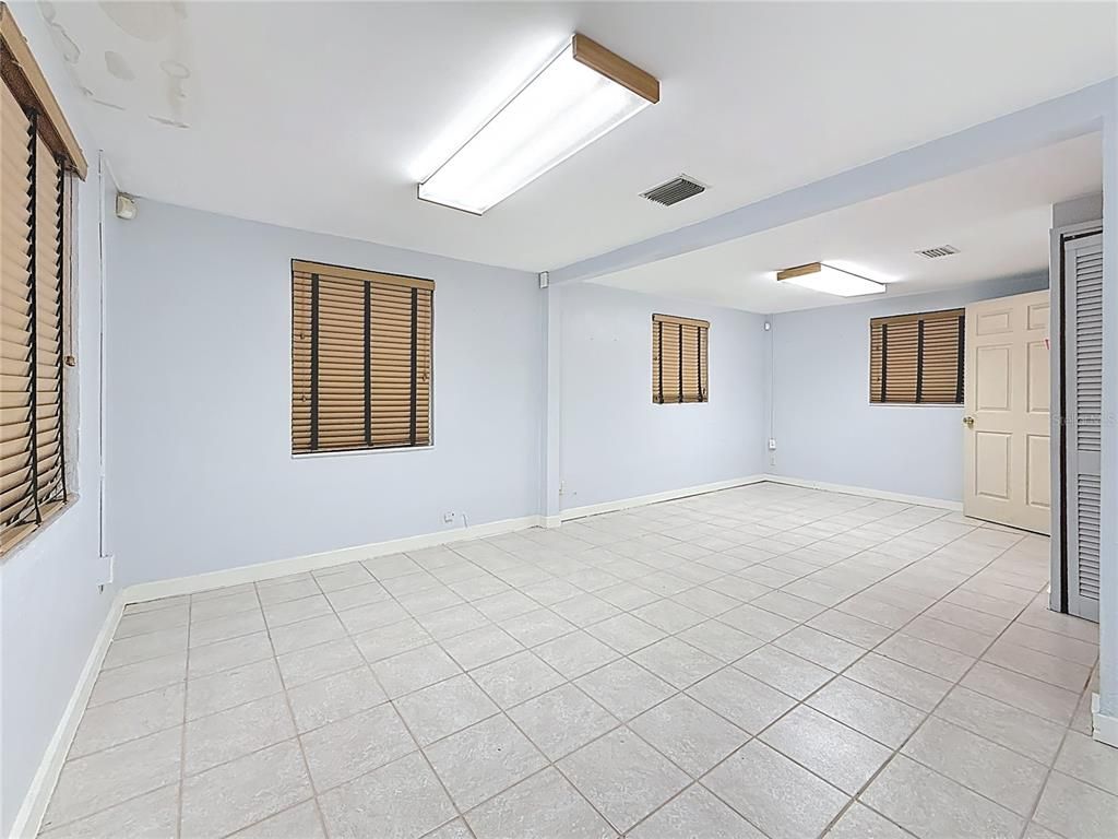 Empty room, Interior
