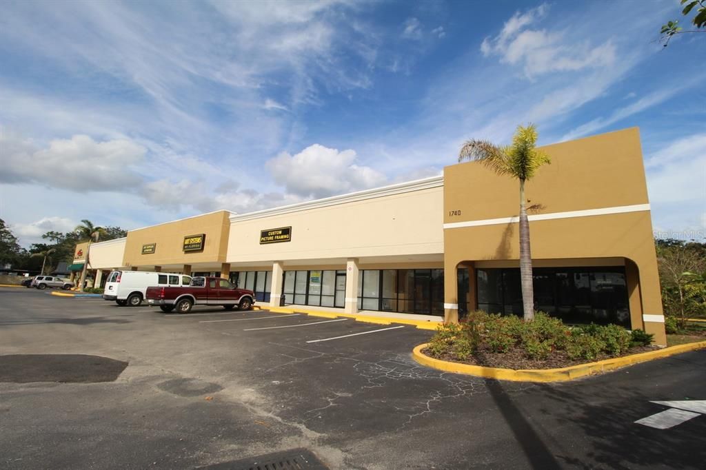 Exterior, Facade, Modern