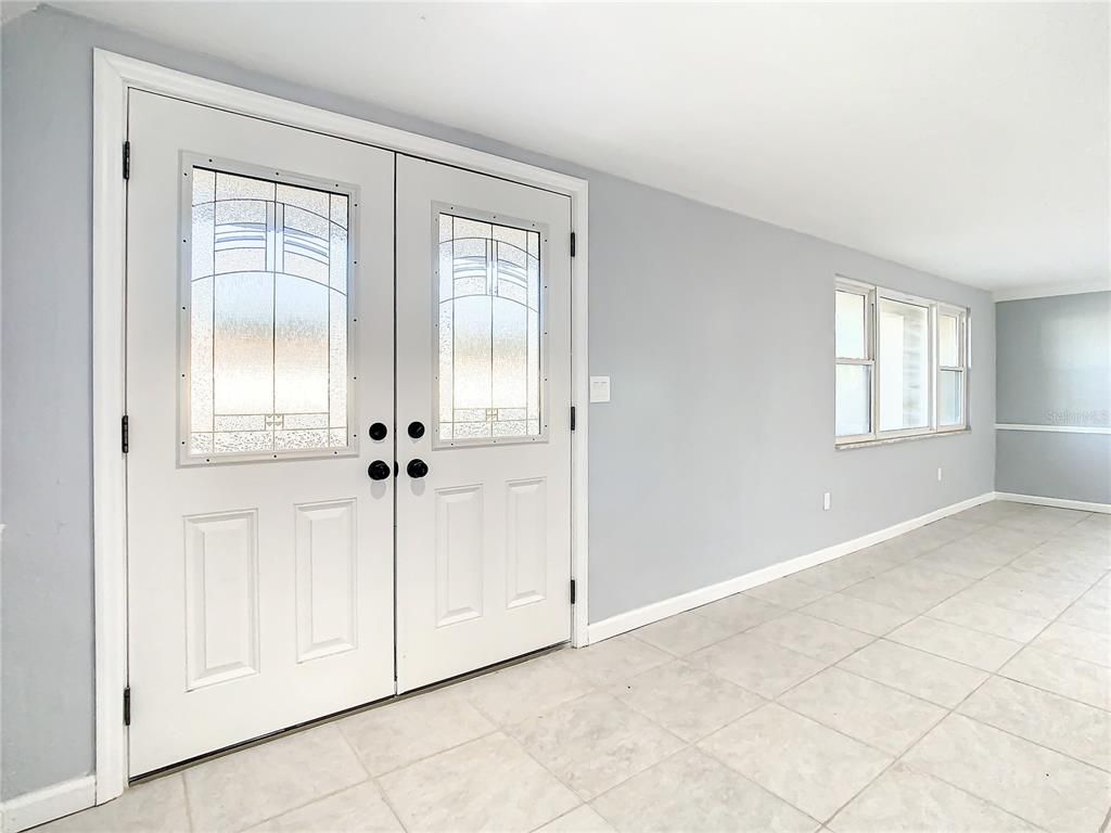 Empty room, Interior