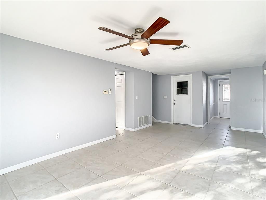 Empty room, Interior
