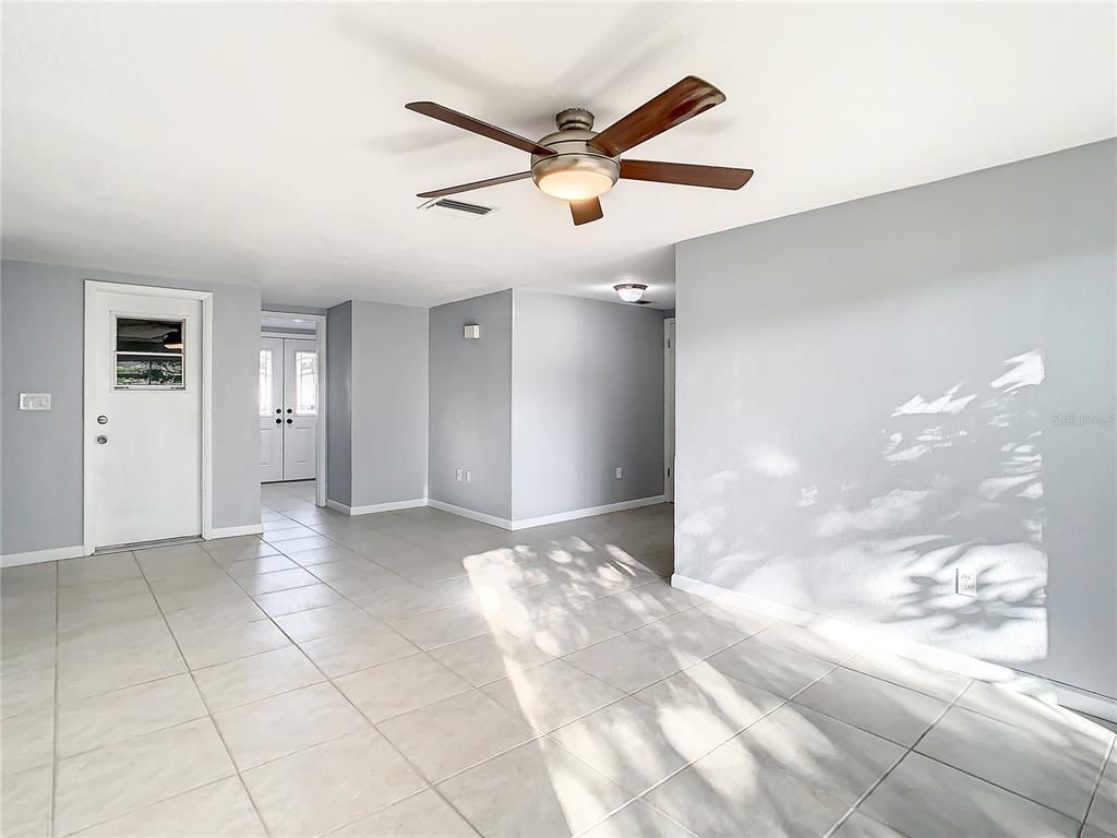 Empty room, Interior