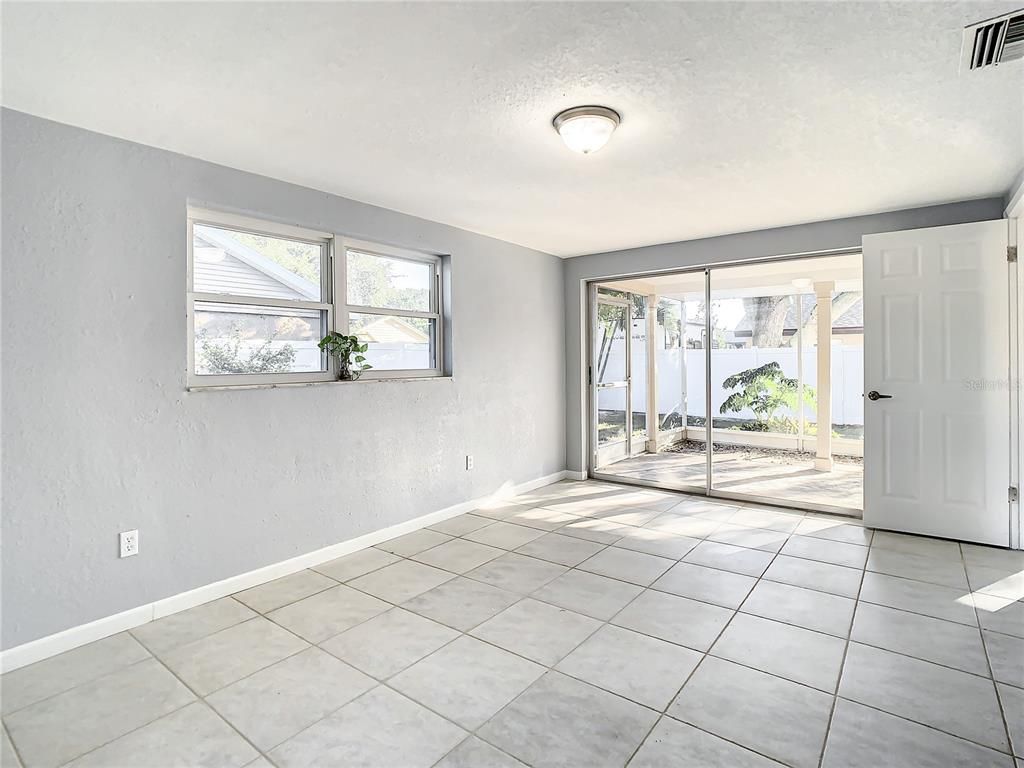 Empty room, Interior