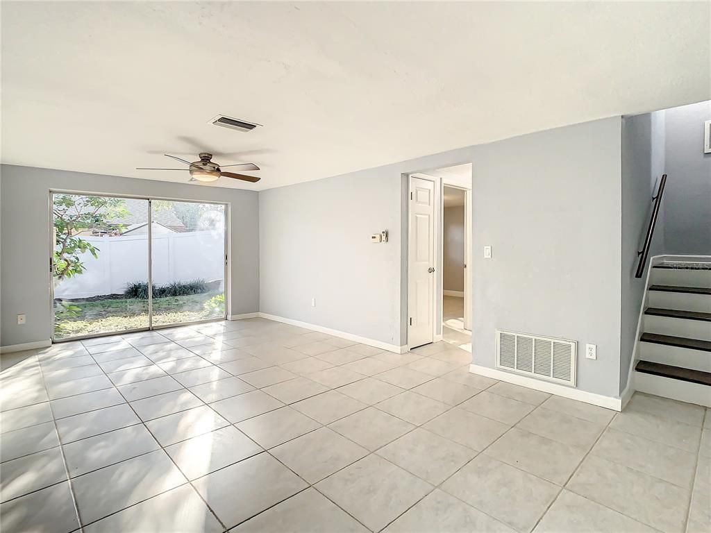 Empty room, Interior