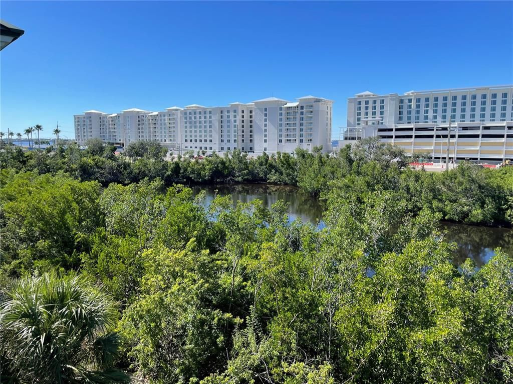Exterior, Lake