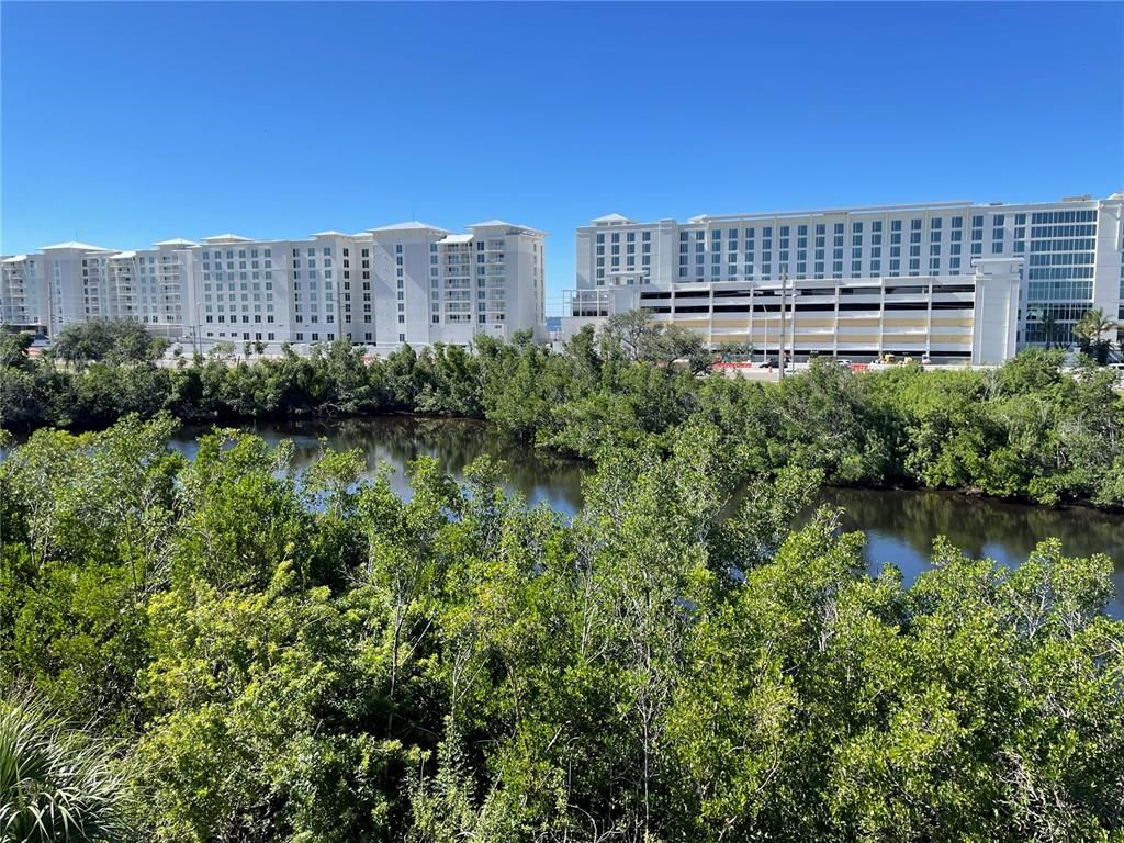 Exterior, Lake