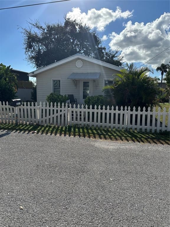 Backyard, Exterior, Facade, Ranch