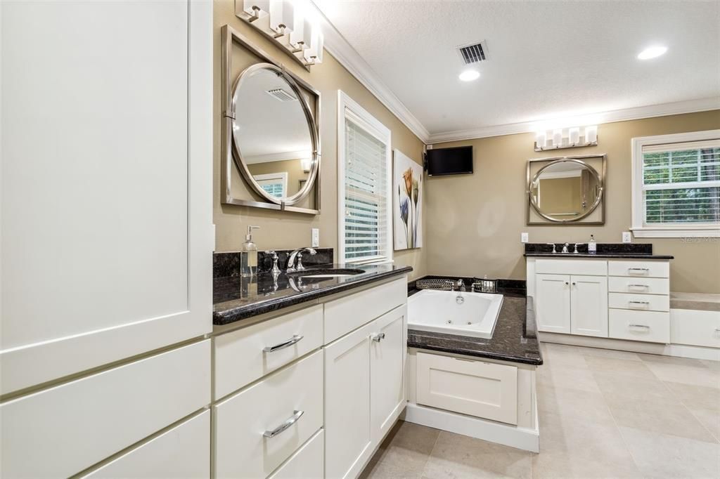 Bathroom, Dual Sink Vanities, Interior, Recessed Lighting
