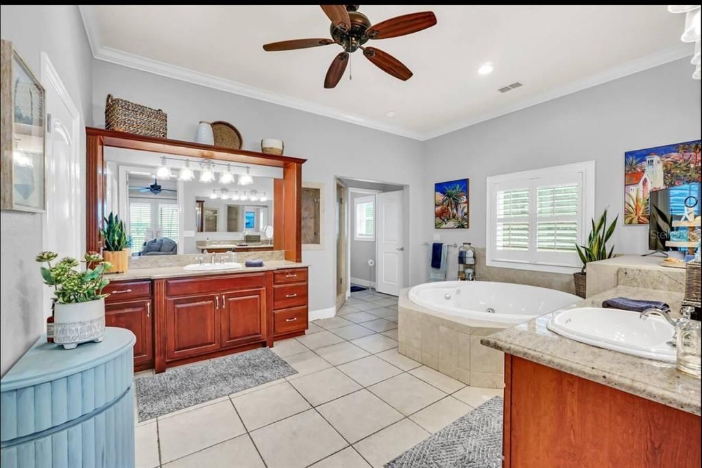 Bathroom, Dual Sink Vanities, Interior, Recessed Lighting