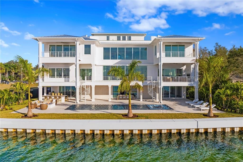Exterior, Facade, Pool, Modern