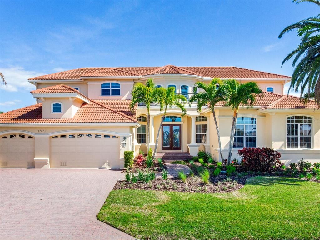 Attached, Exterior, Facade, Mediterranean