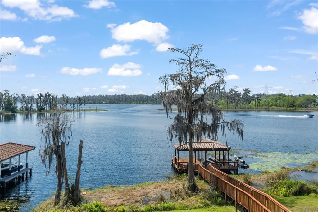 Exterior, Lake