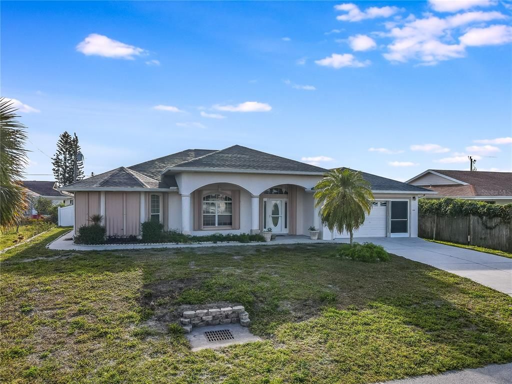 Backyard, Exterior, Facade, Ranch