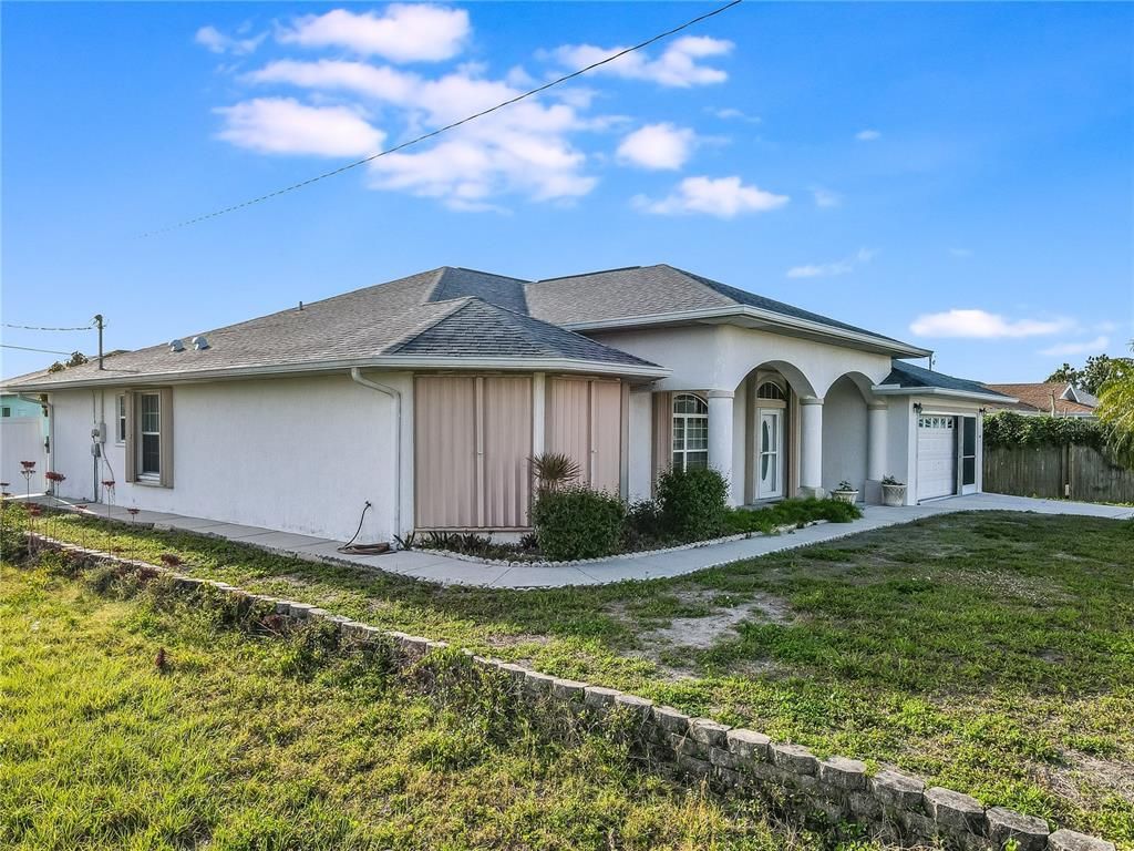 Backyard, Exterior, Facade, Ranch