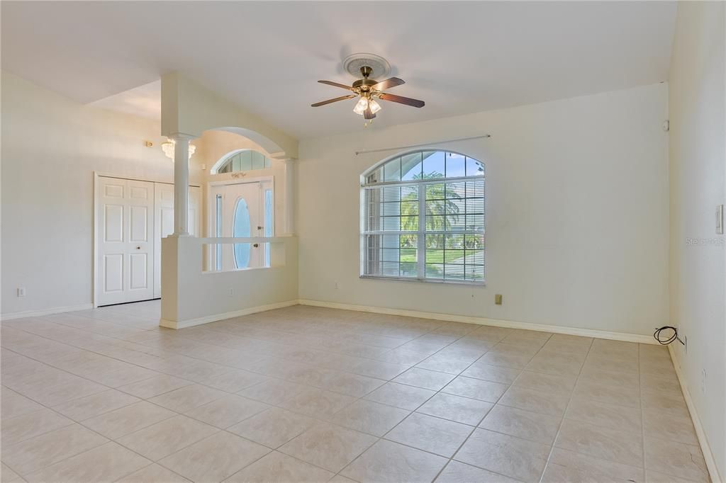 Empty room, Interior