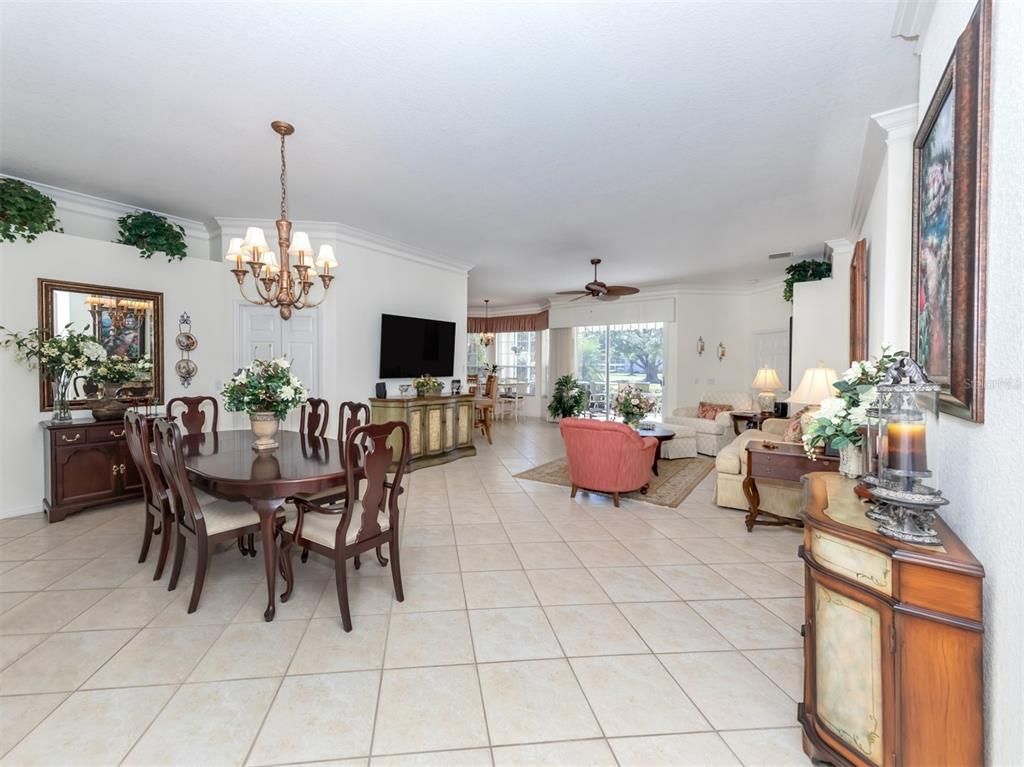 Chandelier, Dining room, Interior, Living room