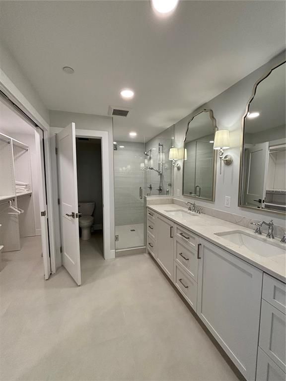 Bathroom, Dual Sink Vanities, Interior, Recessed Lighting