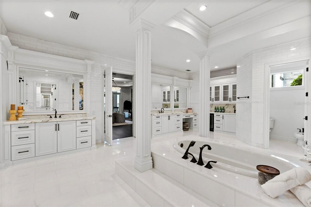 Bathroom, Dual Sink Vanities, Interior, Recessed Lighting