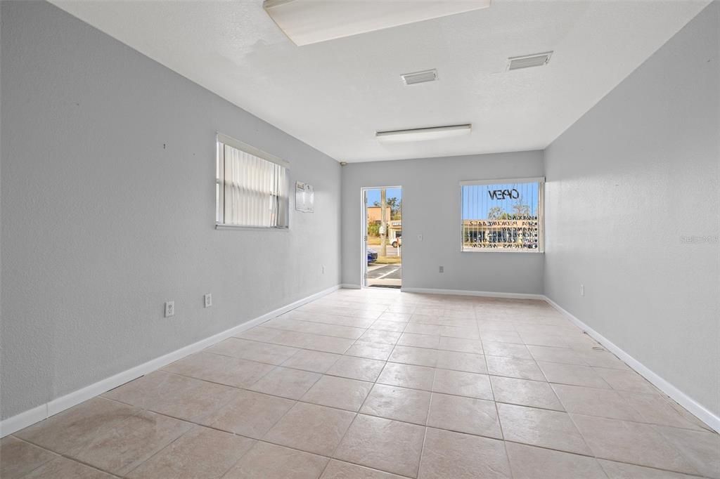 Empty room, Interior