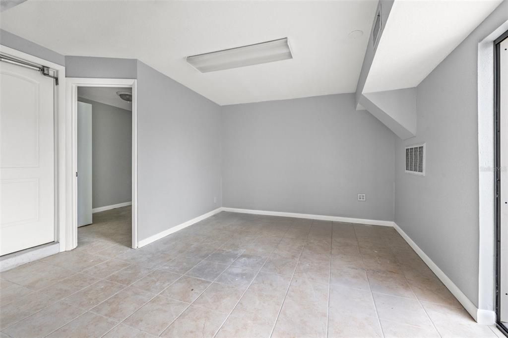 Empty room, Interior