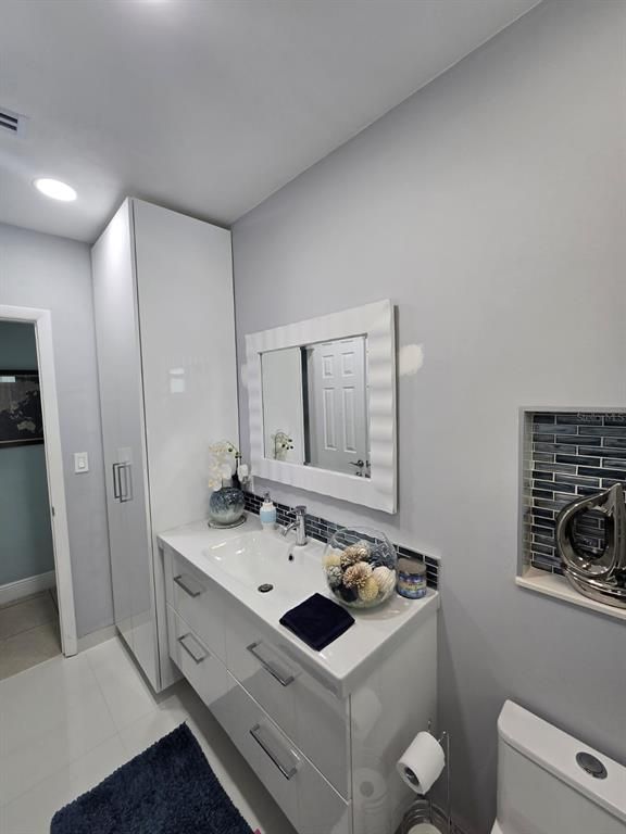 Bathroom, Interior, Recessed Lighting