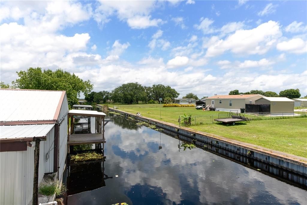 Exterior, Lake