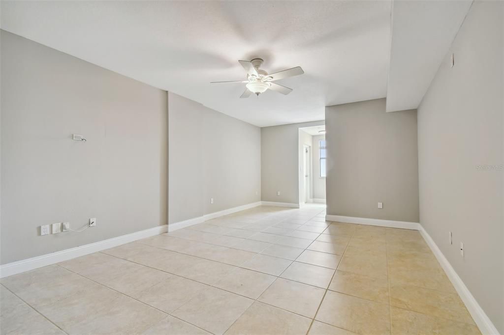 Empty room, Interior